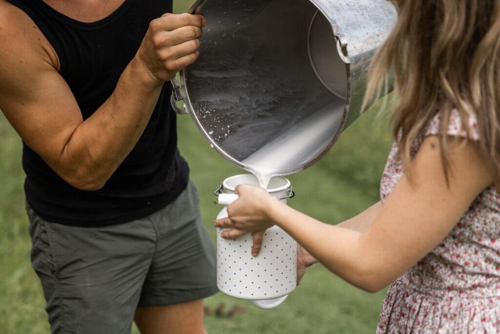 Abfüllen von frischer Milch – Symbolbild