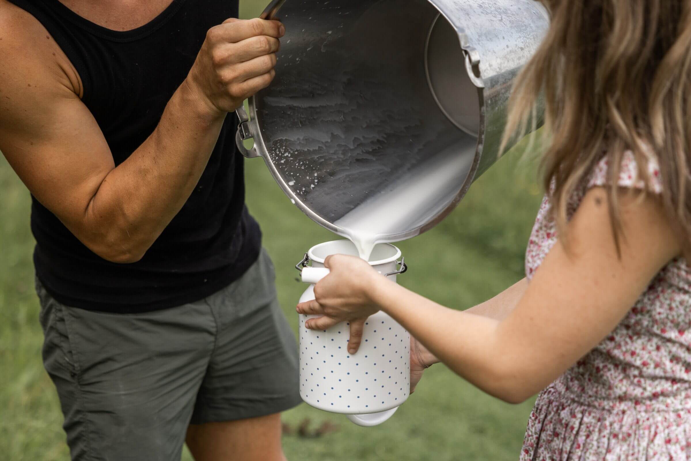 Abfüllen von frischer Milch – Symbolbild